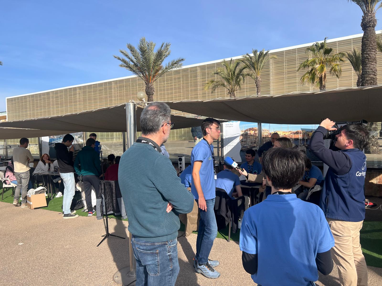 Más de 50 alumnos construyen en Cartagena un dispositivo que pueda bajar a 100 metros de profundidad en el mar