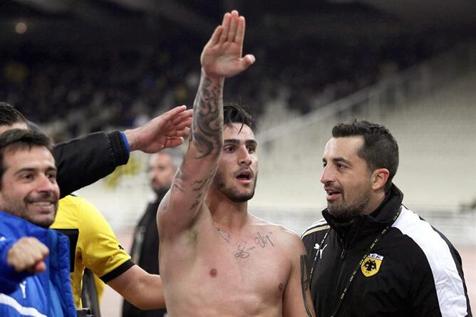 El jugador del AEK griego Giorgos Katidis ha sido sancionado a perpetuidad después de celebrar este sábado un tanto marcado al Veria con el saludo nazi. Al término del partido, el futbolista manifestó no estar preocupado por las consecuencias de una acció