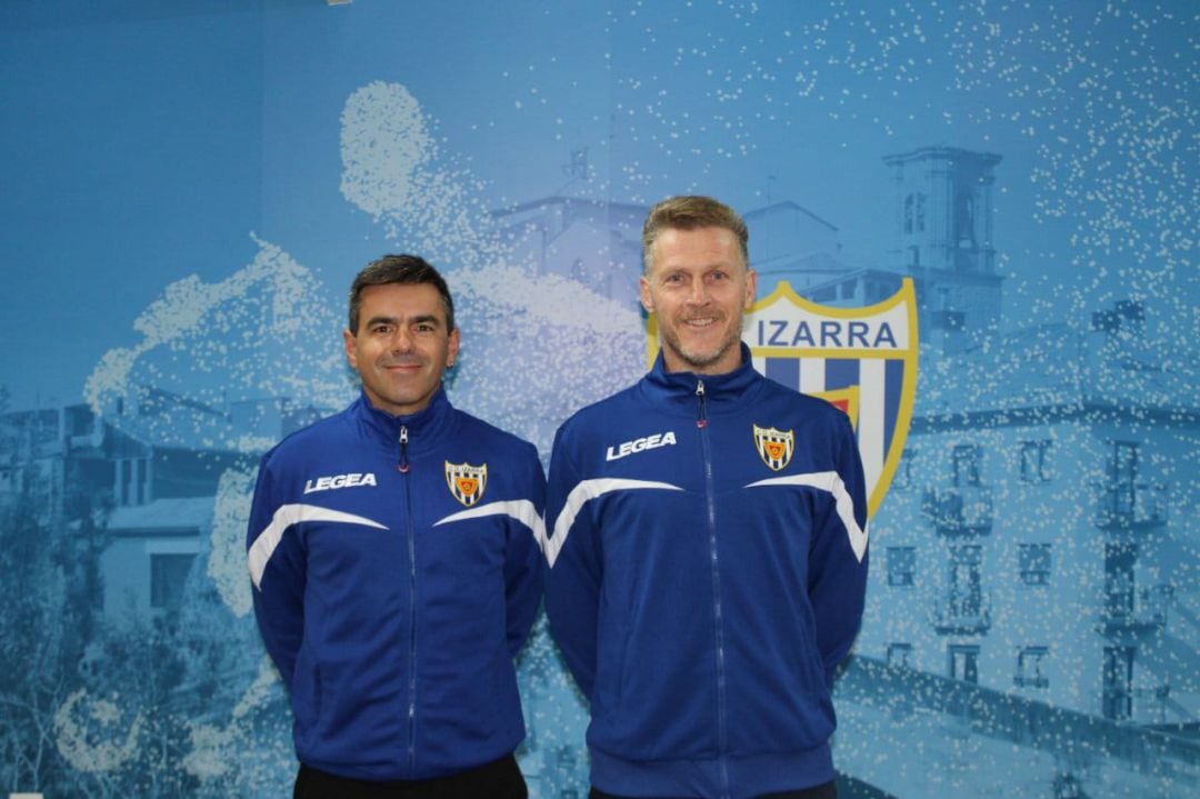 David Acaz &quot;Txiki&quot; junto a su segundo Patxi Larraza en la presentación como entrenadores del Izarra 