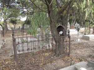 No es Eloísa quien está debajo del almendro