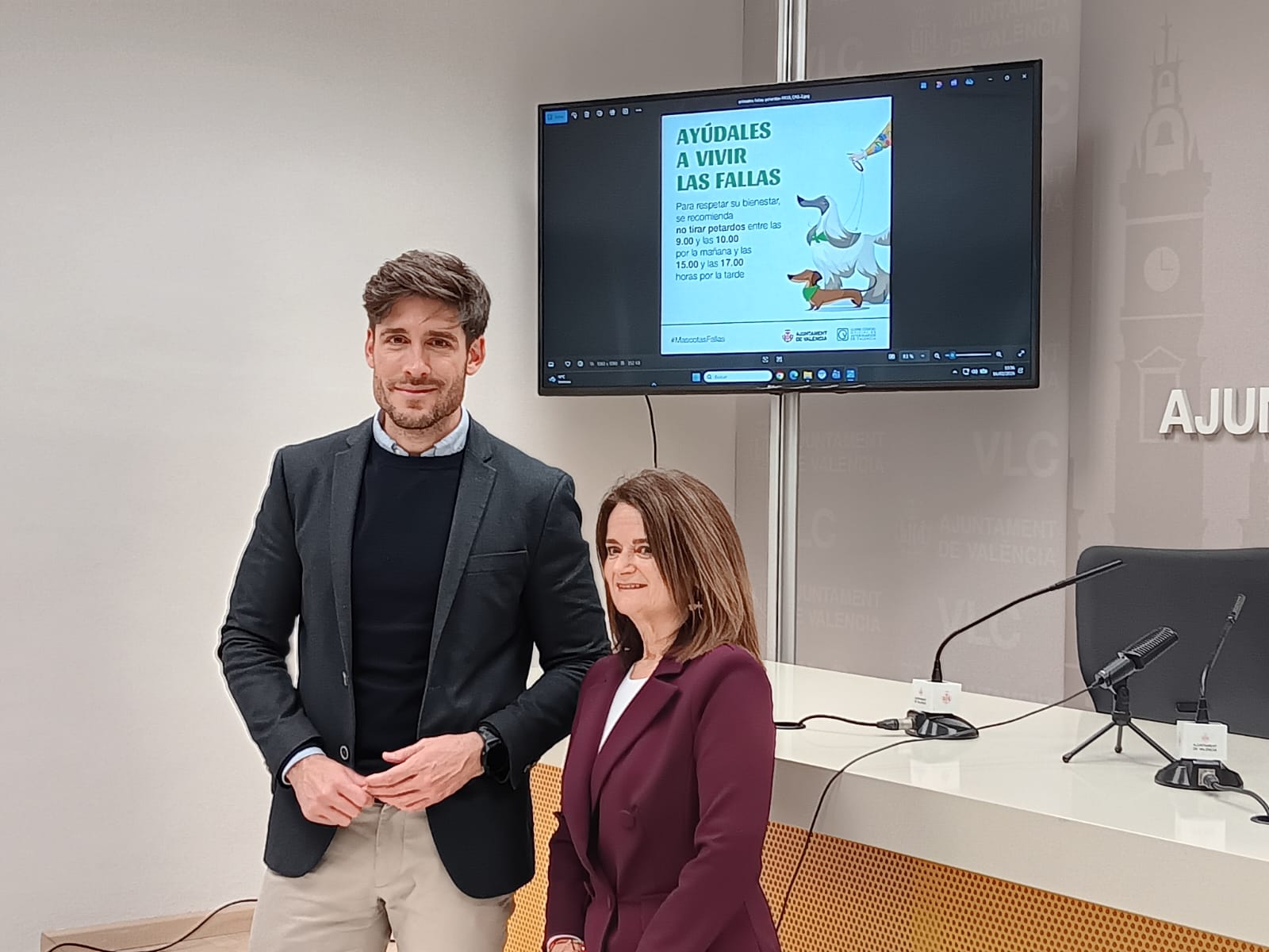 Juan Carlos Caballero e Inma Ibor presentando la campaña de bienestar animal para las Fallas de 2026