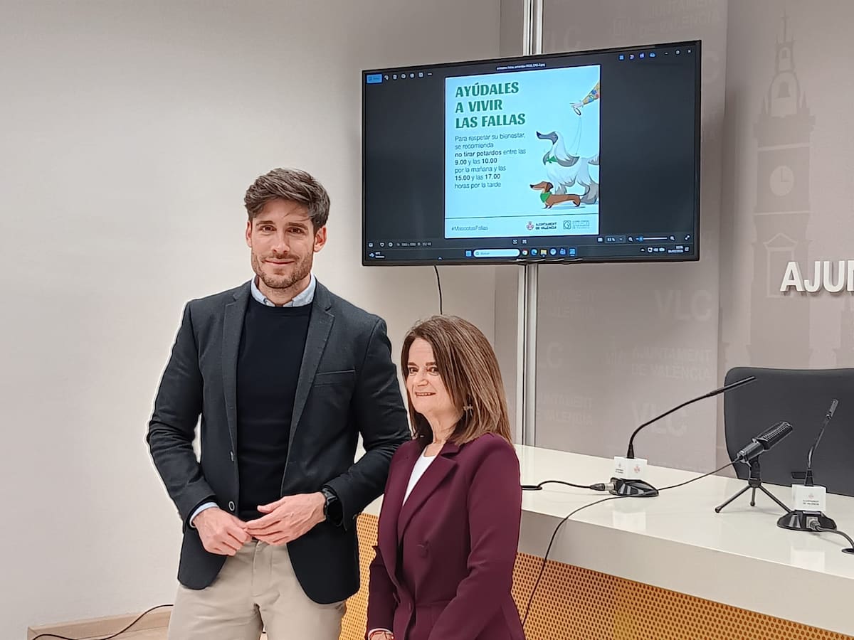 Pañuelos verdes para que los perros puedan pasear sin miedo a los petardos en Fallas