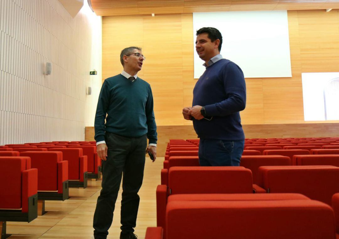 Juan Salado y Pedro García en el salón de actos del Palacio de Congresos de la calle Torrijos