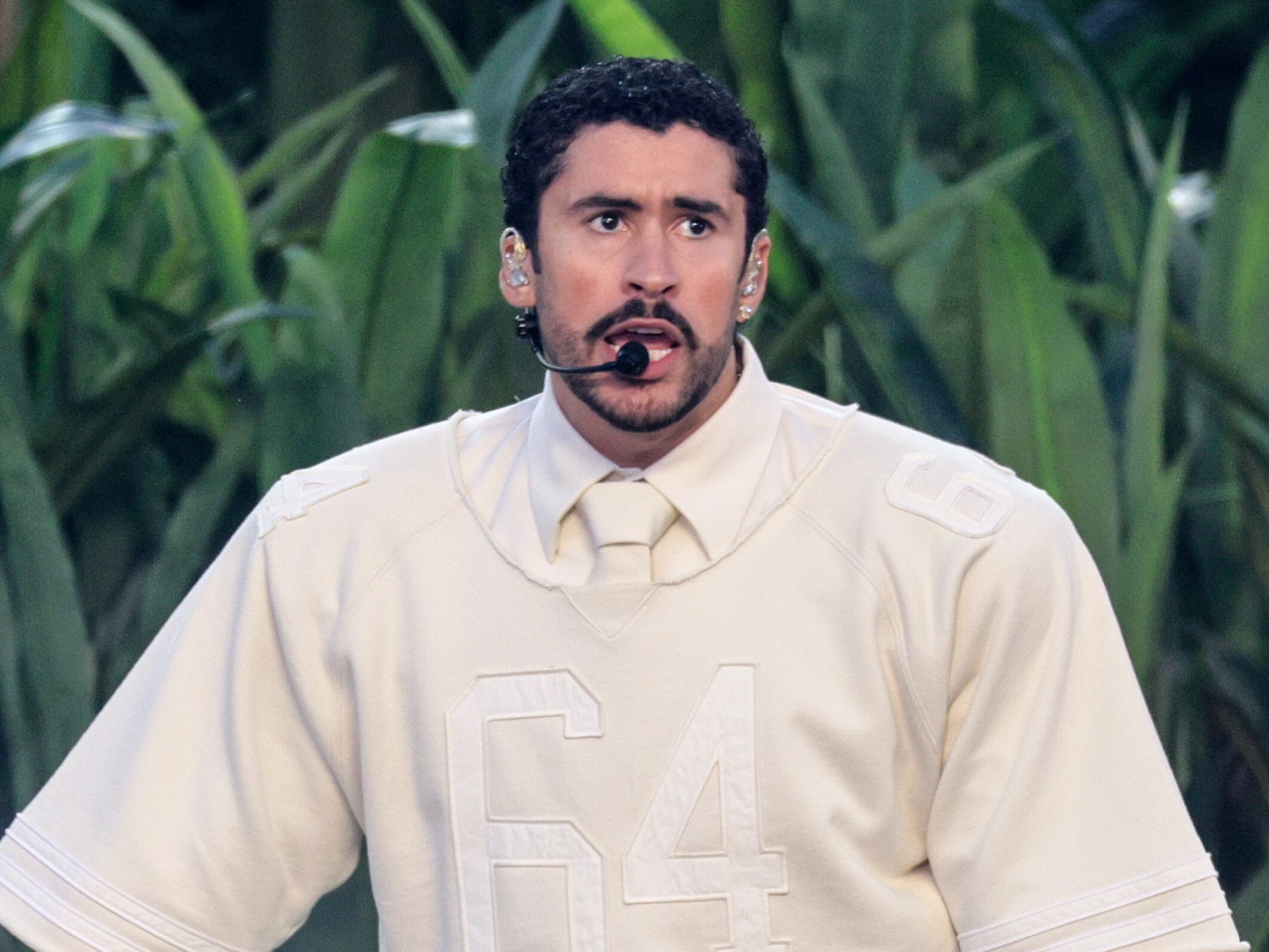 Bad Bunny durante su actuación en la Super Bowl