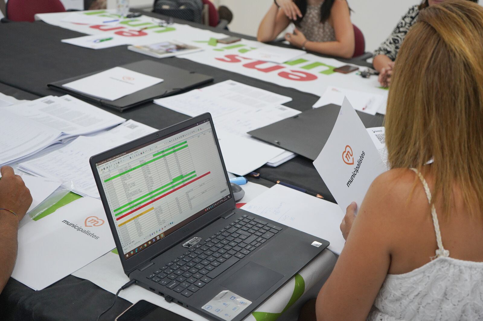 Ens Uneix se fija como objetivo alcanzar las 2.000 firmas, el 20% de las 10.000 necesarias para presentar la propuesta en Les Corts