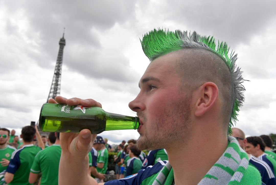 Un seguidor de la selección de fútbol de Irlanda del Norte, bebiendo cerveza a morro antes del partido contra Alemania en la Eurocopa 2016, en París.