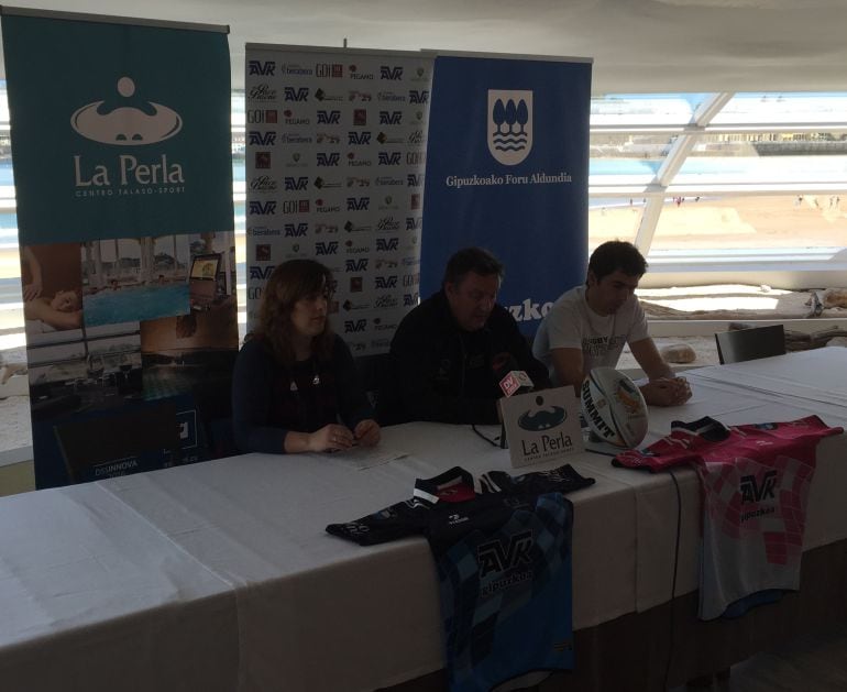 Goizane Álvarez (Diputación), Angel Sarasola (responsable sección rugby Bera Bera) y Gorka Bueno (entrenador Bera Bera) durante la presentación del viaje a San Petersburgo