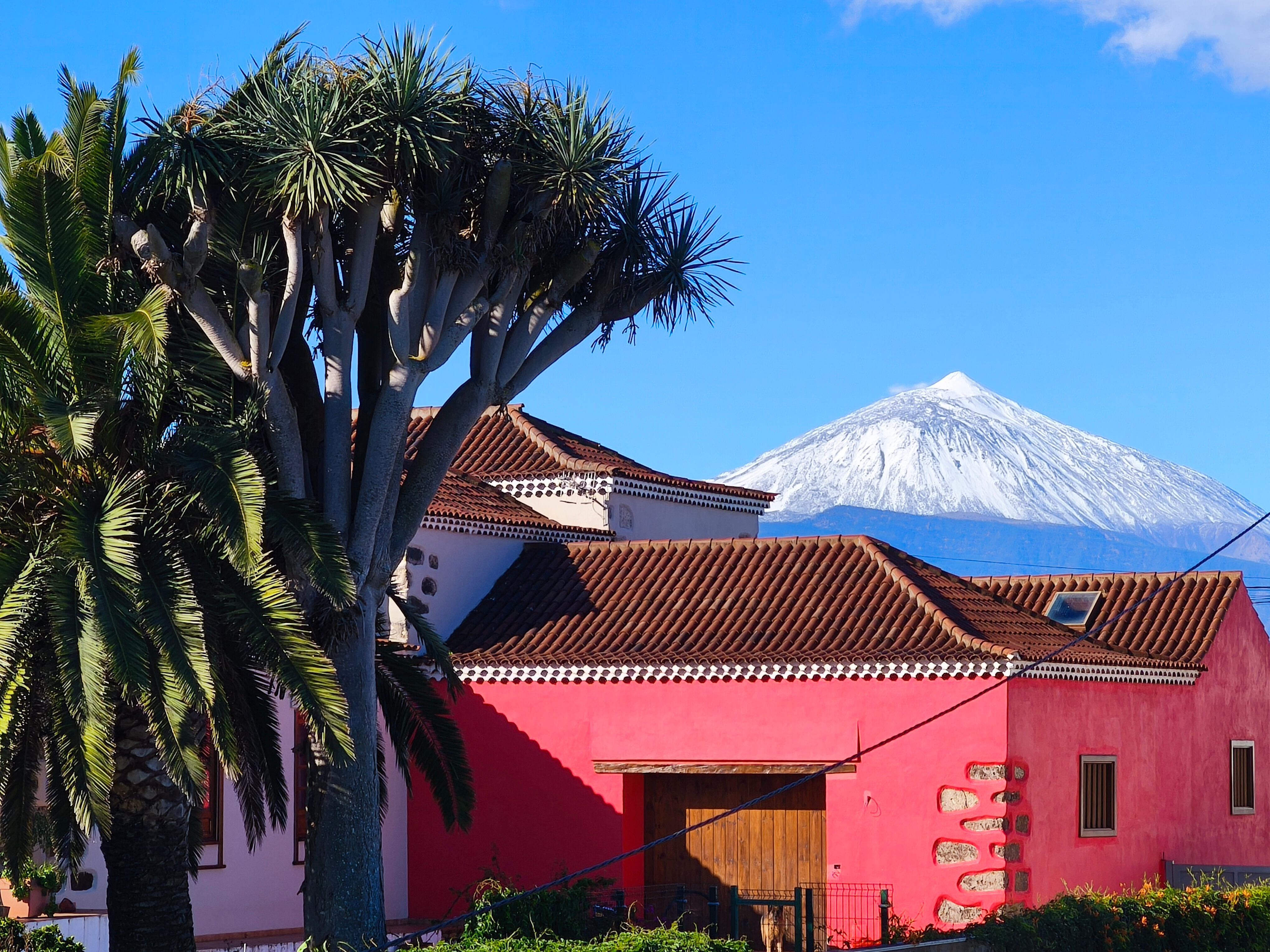 El Teide recibe la primavera con un manto de nieve.