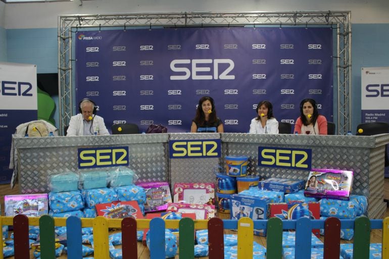 Marta González Novo con los miembros del Hospital de la Paz