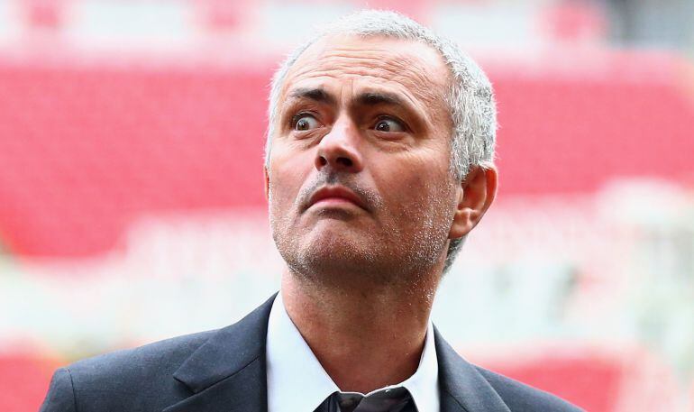 José Mourinho con rostro de sorpresa