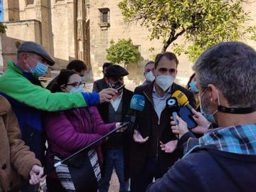 Toni Valero atendiendo a los medios de comunicación
