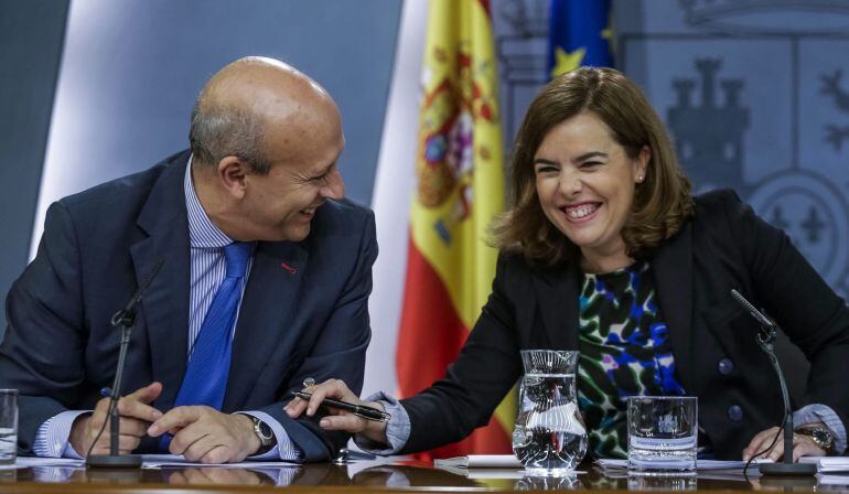 GRA232 MADRID 14/5/2015 La vicepresidenta del Gobierno español, Soraya Sáenz de Santamaría, (dch), y el ministro de Educación, Cultura y Deporte, José Ignacio Wert, durante la rueda de prensa posterior a la reunión del Consejo de Ministros celebrada hoy e