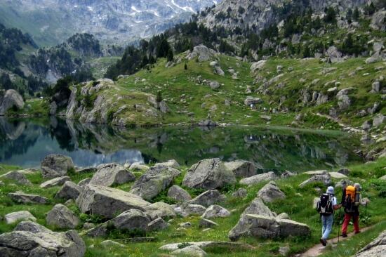 Excursionistes practicant senderisme al Parc Nacional d'Aigüestortes i Estany de Sant Maurici