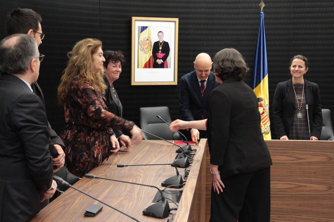 La nova interventora del comú d'Escaldes, Rosa Quero, saludant les autoritats després de jurar el càrrec.