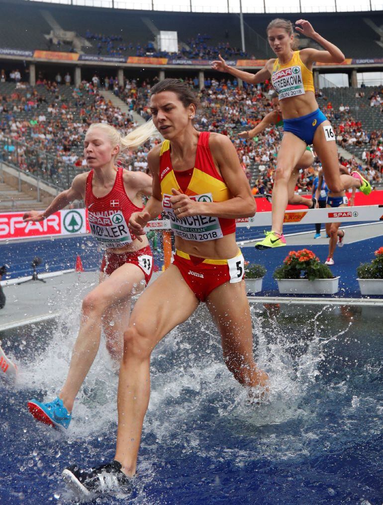 La española Irene Sánchez (c) compite en la clasificación de los 3000m obstáculos femeninos en los Campeonatos de Europa de Atletismo que se celebran en Berlín, Alemania