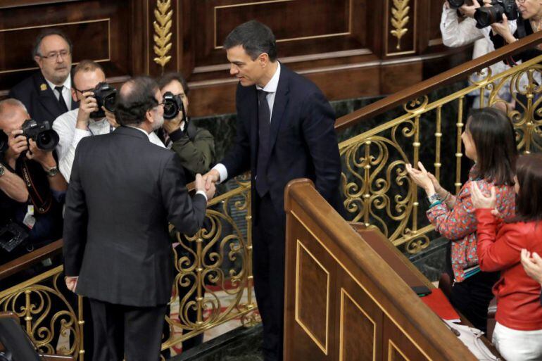 El secretario general del PSOE Pedro Sánchez, saluda a Mariano Rajoy, ya censurado