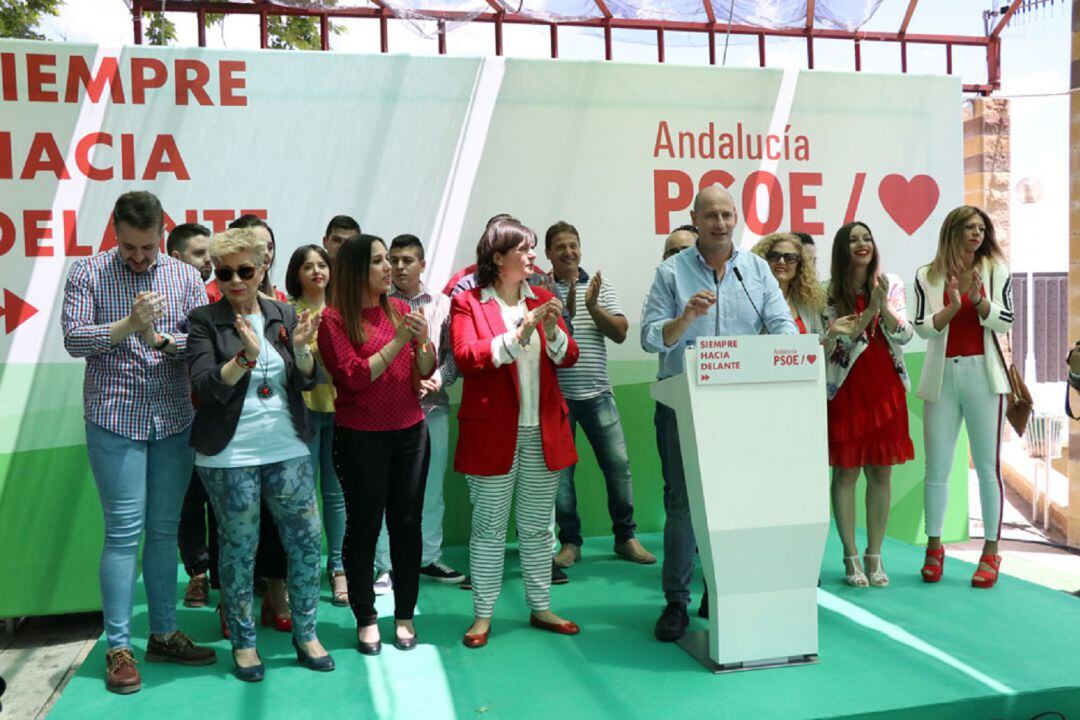 Momento de la intervención de José Luis Hidalgo, acompañado por los integrantes de la candidatura