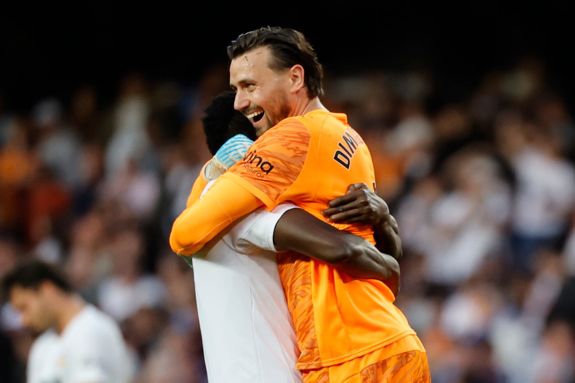 VALENCIA, 25/04/2026.- El guardameta del Valencia, Stole Dimitrievski, celebra la victoria al término del partido de LaLiga entre Valencia CF y Girona FC celebrado este sábado en el estadio de Mestalla, en Valencia. EFE/ Ana Escobar