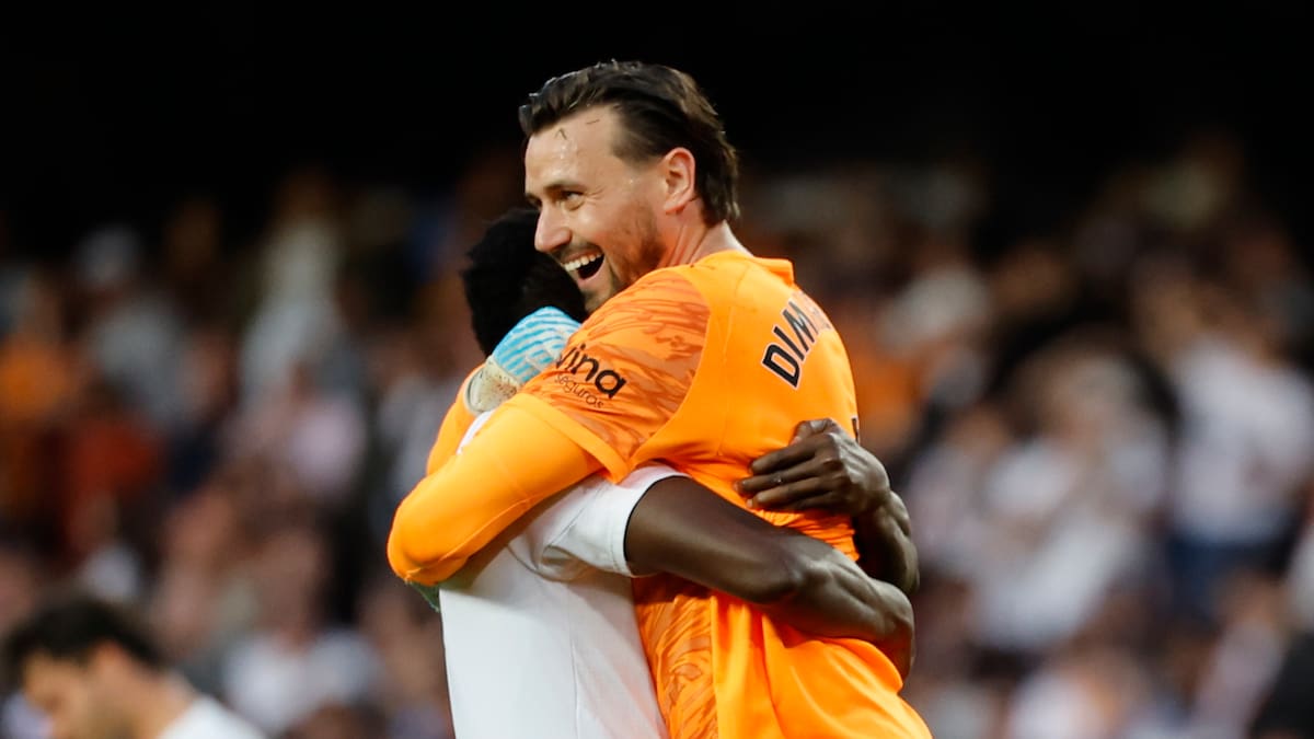 El Valencia derrota al Girona y se acerca a la salvación