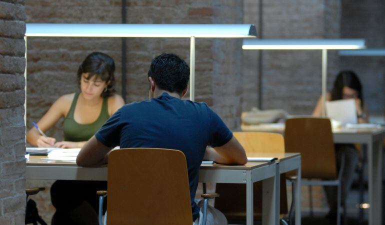 Estudiantes en la biblioteca de la Universidad Pompeu Fabra