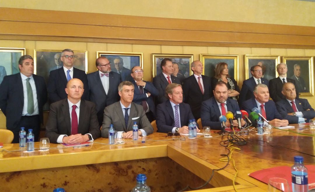 Los presidentes de las cámaras de comercio de Galicia, Asturias, Cantabria y Castilla y León comparecen junto a los presidentes de la Alianza Empresarial del Noroeste y la Plataforma para el Impulso de la Logística del Noroeste. todos ellos mantuvieron un encuentro en la Cámara de Comercio de Oviedo.