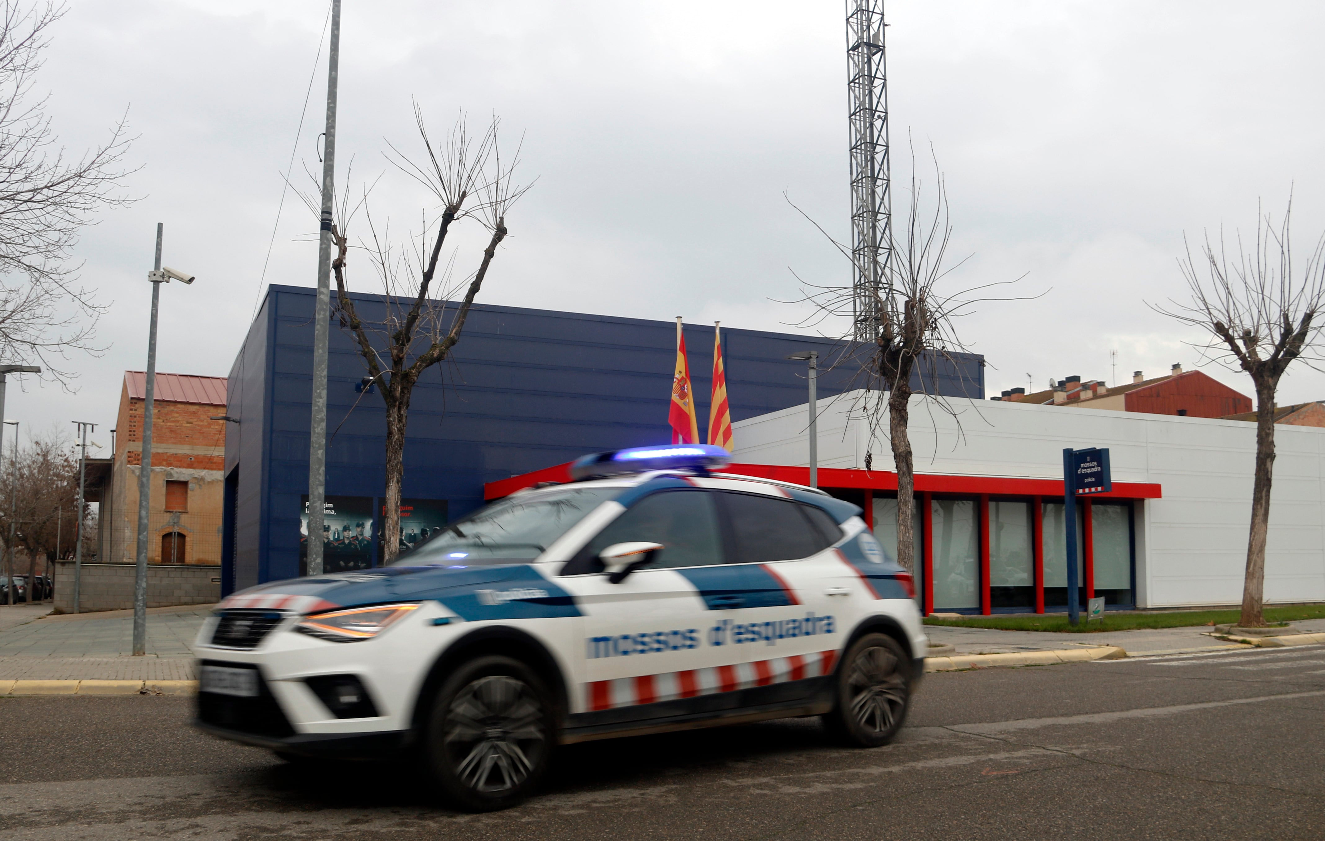 Un cotxe dels Mossos davant la comissaria de Mollerussa. Foto: ACN.