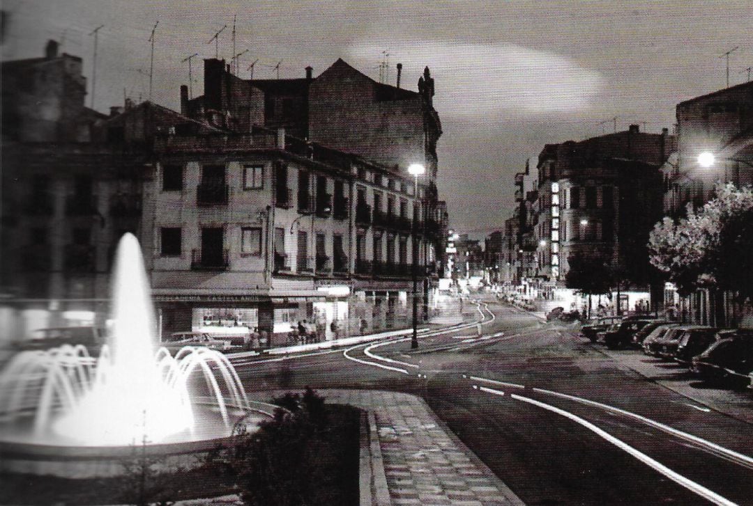 Imagen nocturna de Carreteria desde la fuente de colores, finales de los 70.