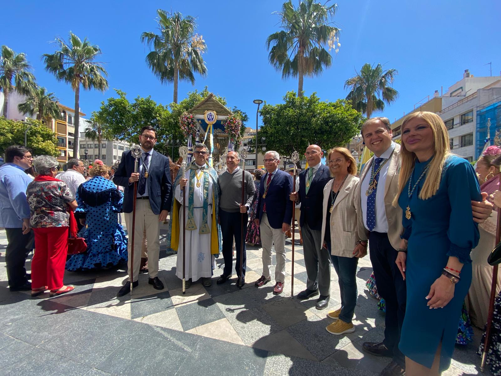 Representantes municipales junto a la carreta.