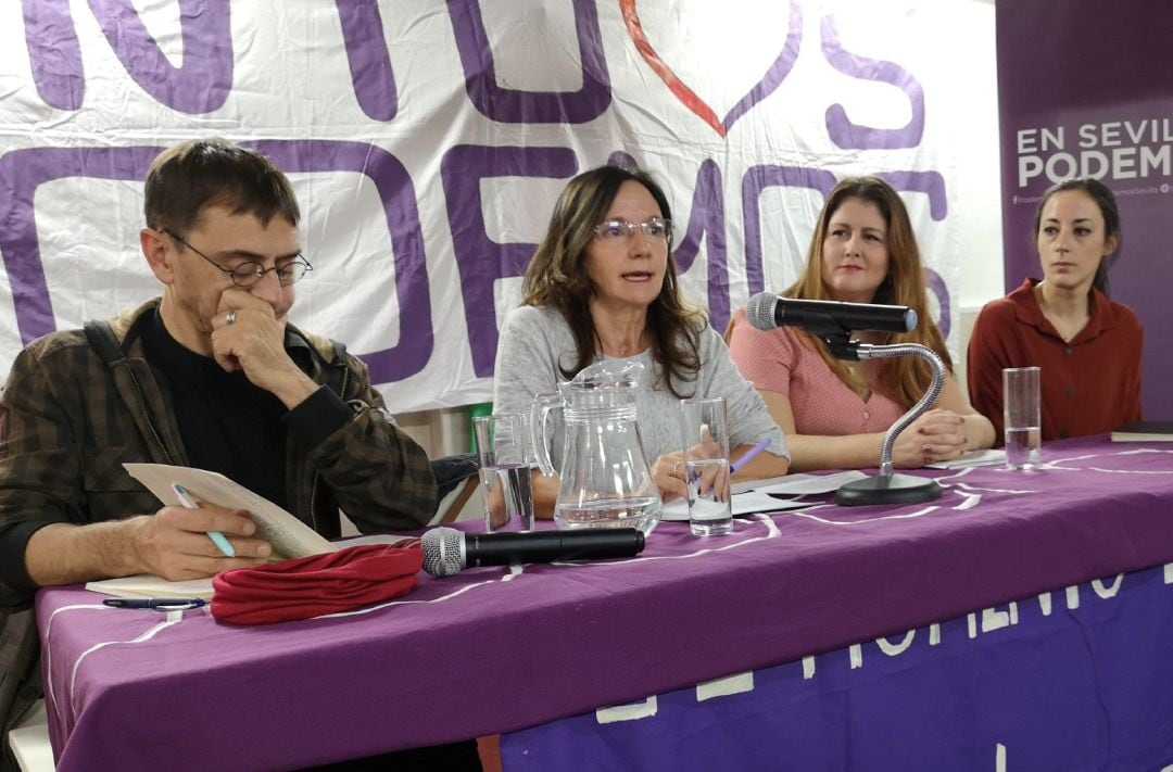 Uno de los fundadores de Podemos, Juan Carlos Monedero junto con las miembros del partido María Márquez, Susana Serrano e Isabel Franco, en una imagen de archivo.