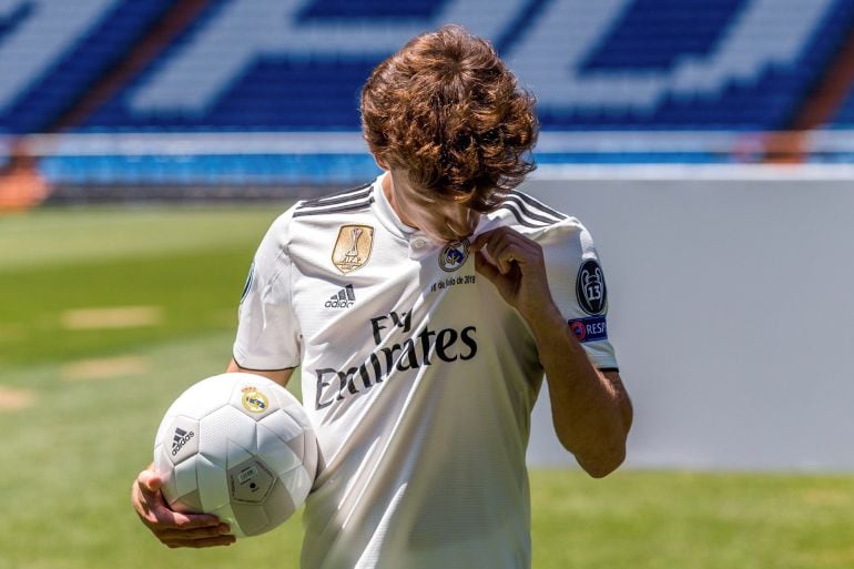 Álvaro Odriozola durante su presentación en el Real Madrid. 