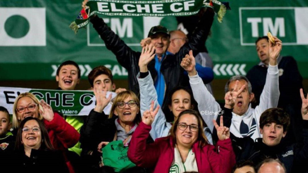 Aficionados del Elche CF en un partido en el Martínez Valero