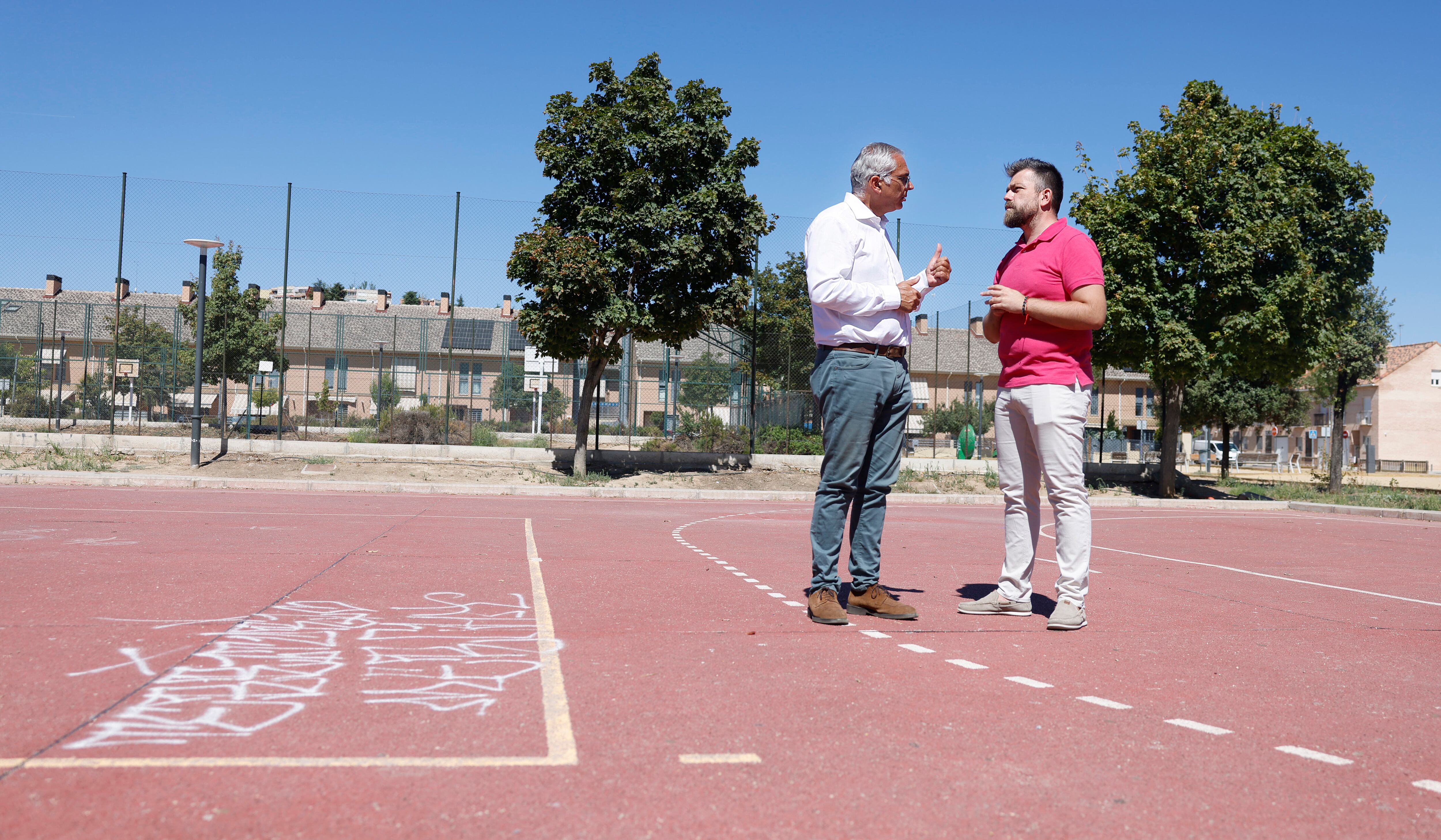 El consejero madrileño de Administración Local junto al alcalde de San Martín de la Vega