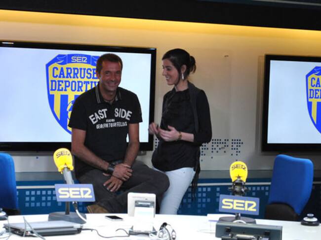 El octavo director de 'Carrusel' y la directora de Deportes de Cadena SER conversan antes del inicio de la rueda de prensa