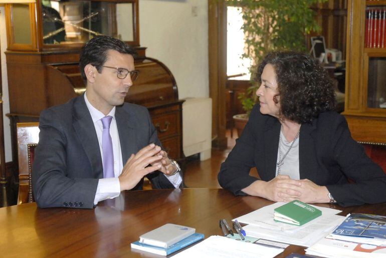 Reunión del alcalde de Granada, Paco Cuenca, con la rectora de la Universidad de Granada, Pilar Aranda