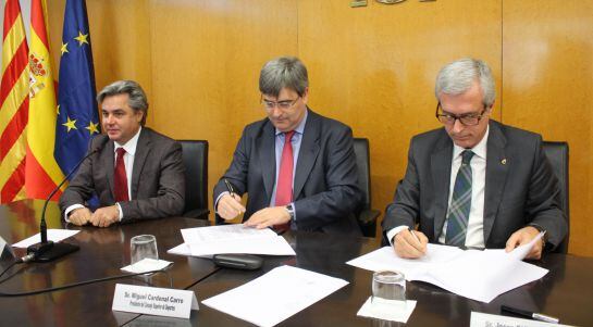 Moment de la signatura del conveni.