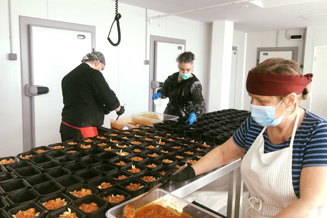 Primer día de cocina solidaria en ARA