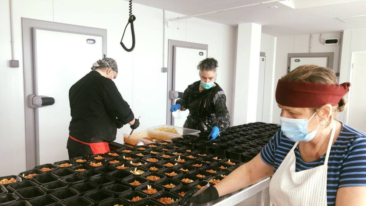 Los hosteleros de la provincia de Alicante encienden los fogones para cocinar por las personas vulnerables