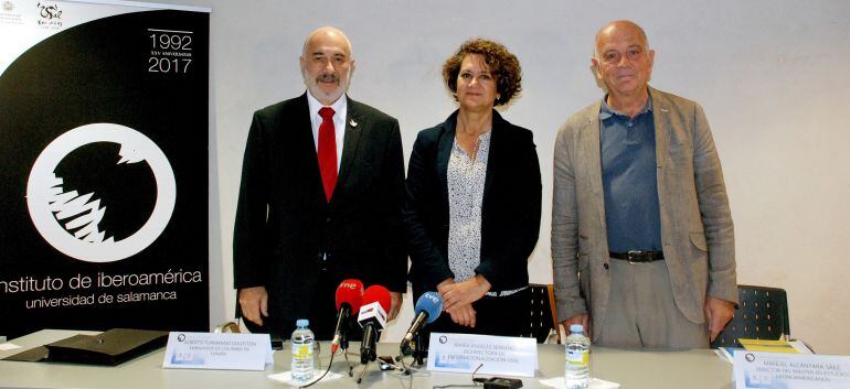 Alberto Furmanski, embajador de Colombia en España, junto a la vicerrectora de Internacionalización de la Universidad de Salamanca, María Ángeles Serrano, y Manuel Alcántara, director del Instituto de Iberoamérica