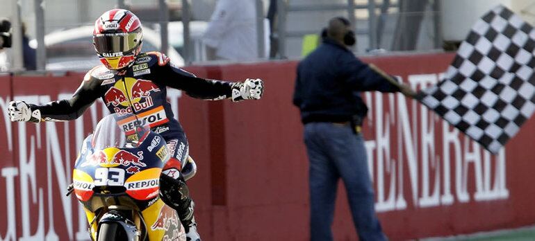 Marc Márquez atraviesa la línea de meta como nuevo campeón del mundo de 125 cc.