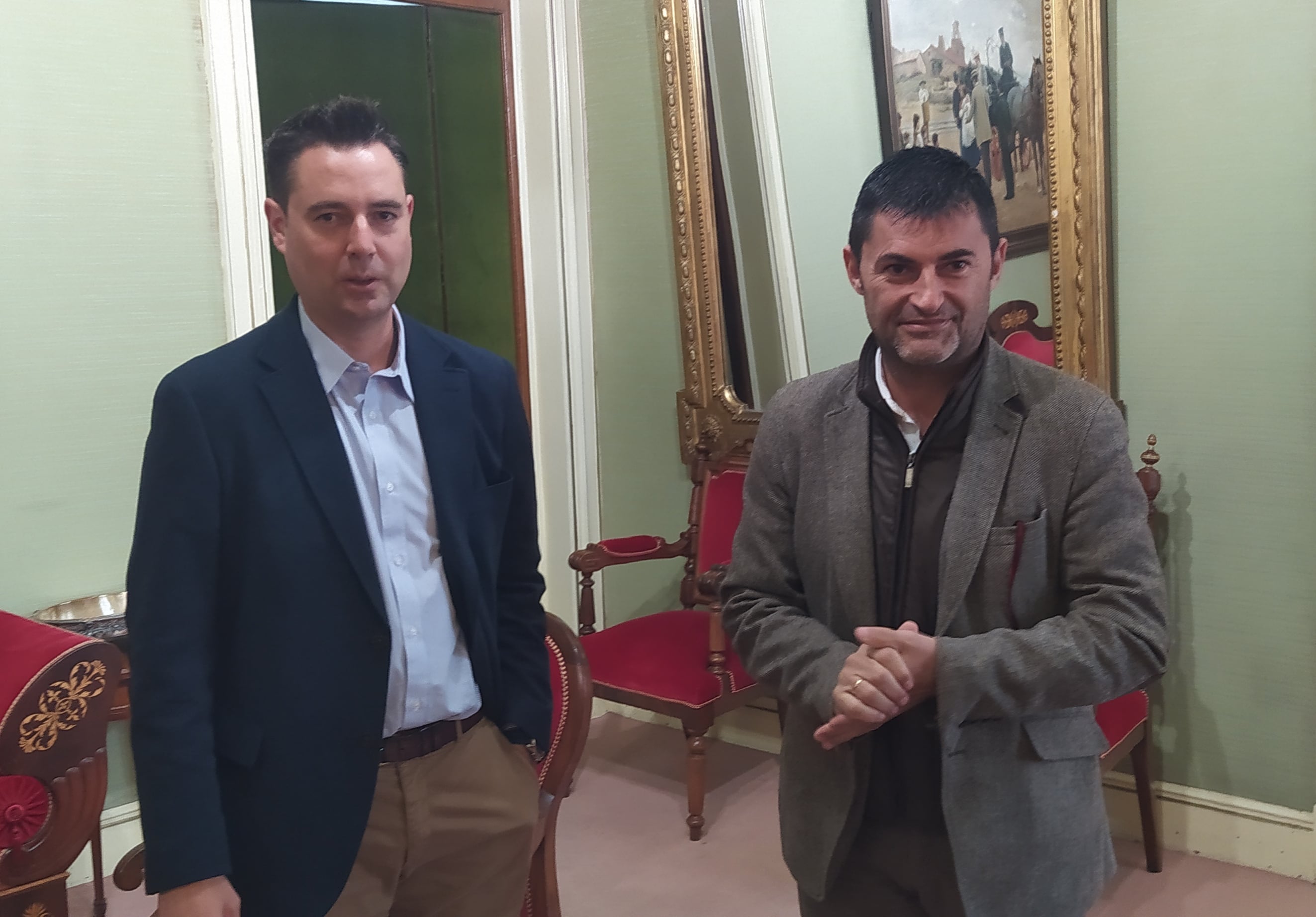 El alcalde de Burgos, Daniel de la Rosa (izda) con el presidente de UPTA, Eduardo Abad