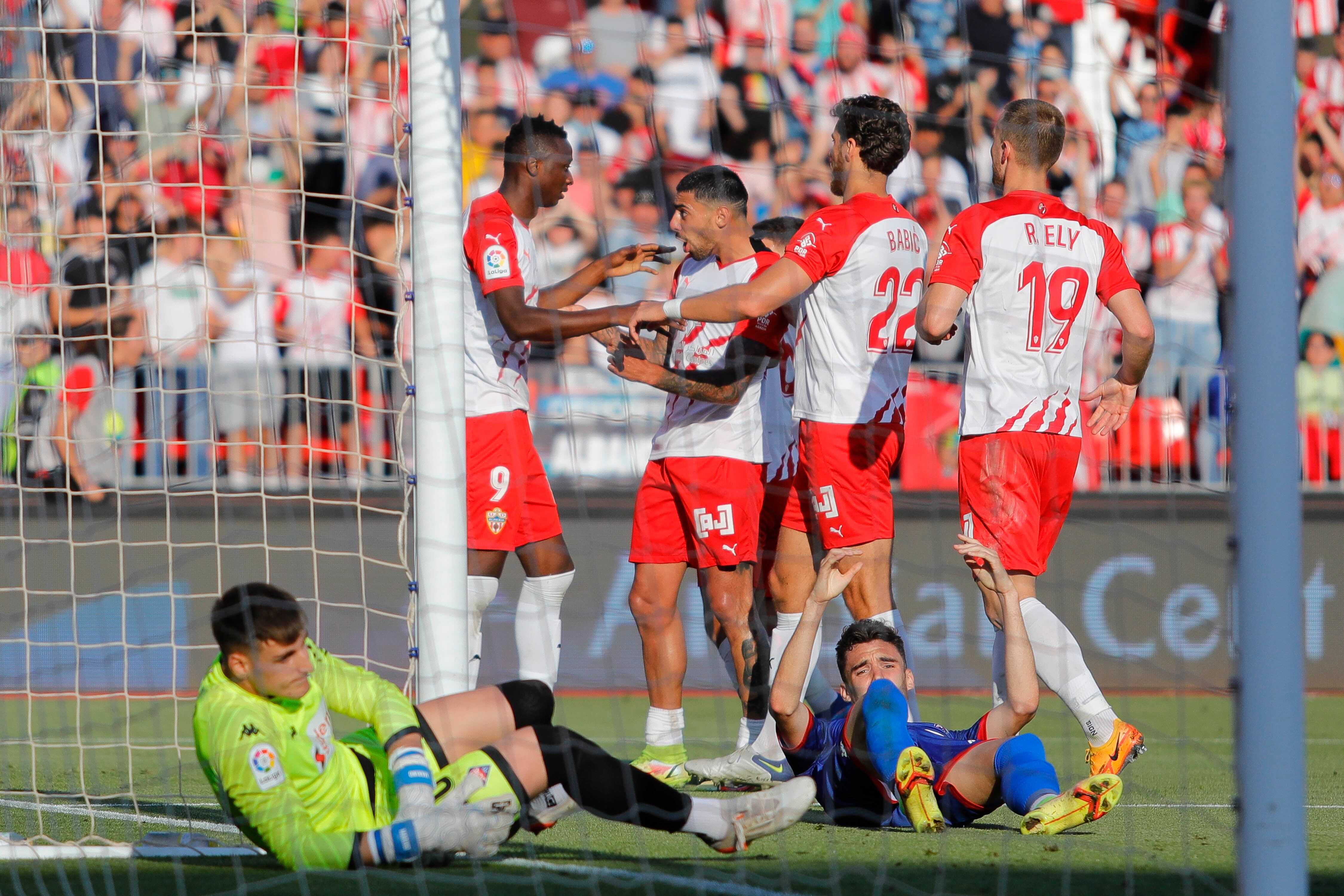 La plantilla se conjura para celebrar el ascenso contra el Alcorcón.