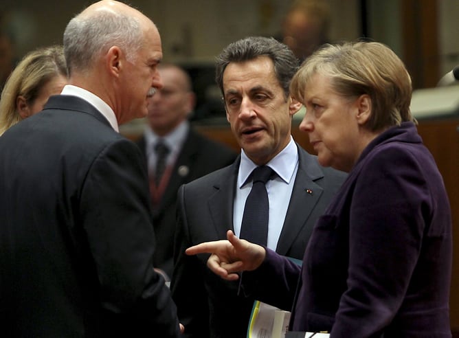 Angela Merkel y Nicolas Sarkozy han mantenido una conversación por videoconferencia con el primer ministro griego Georgio Papandreu para abordar los problemas económicos de Grecia tras conocerse que el país no podrá hacer frente a los requisitos fiscales 