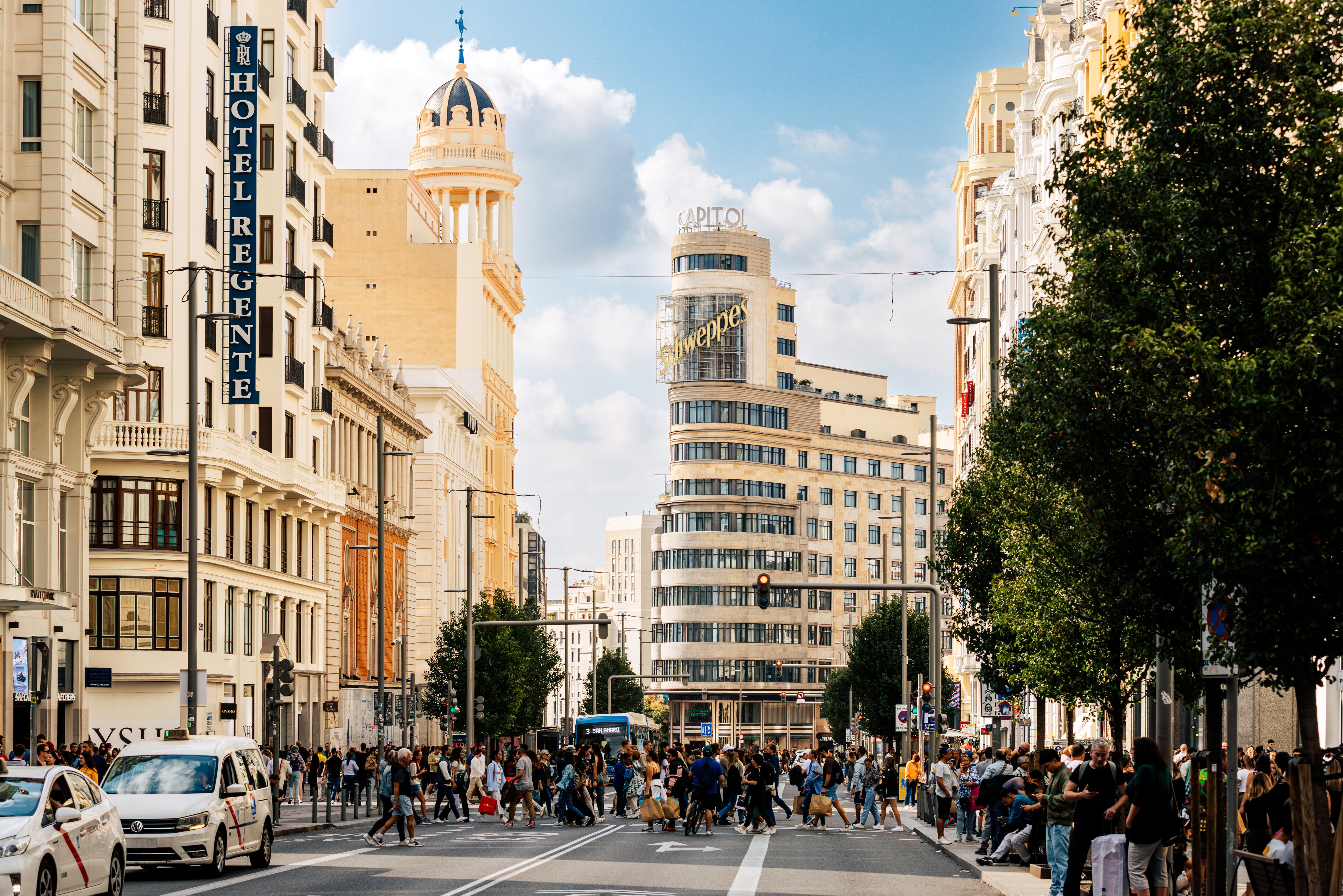Una multitud cruzando por Gran Vía, en Madrid, en una imagen de archivo.