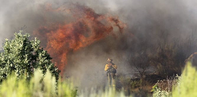 Un brigadista durante las labores contra el incendio en San Lourenzo, en A Veiga (Ourense)