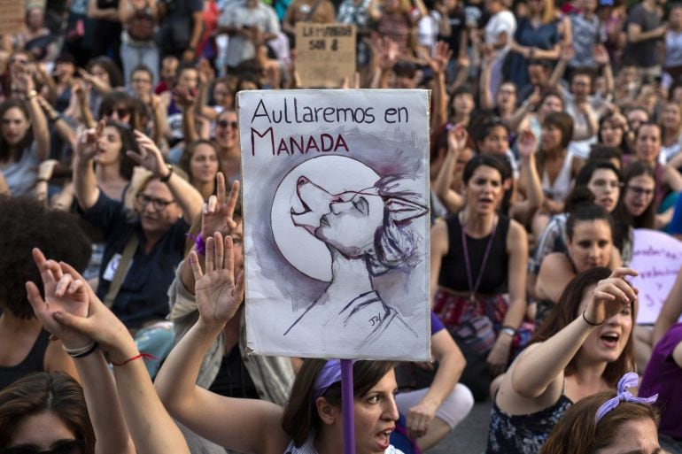 Manifestación en contra de la sentencia de La Manada en frente del Parlamento en Madrid.