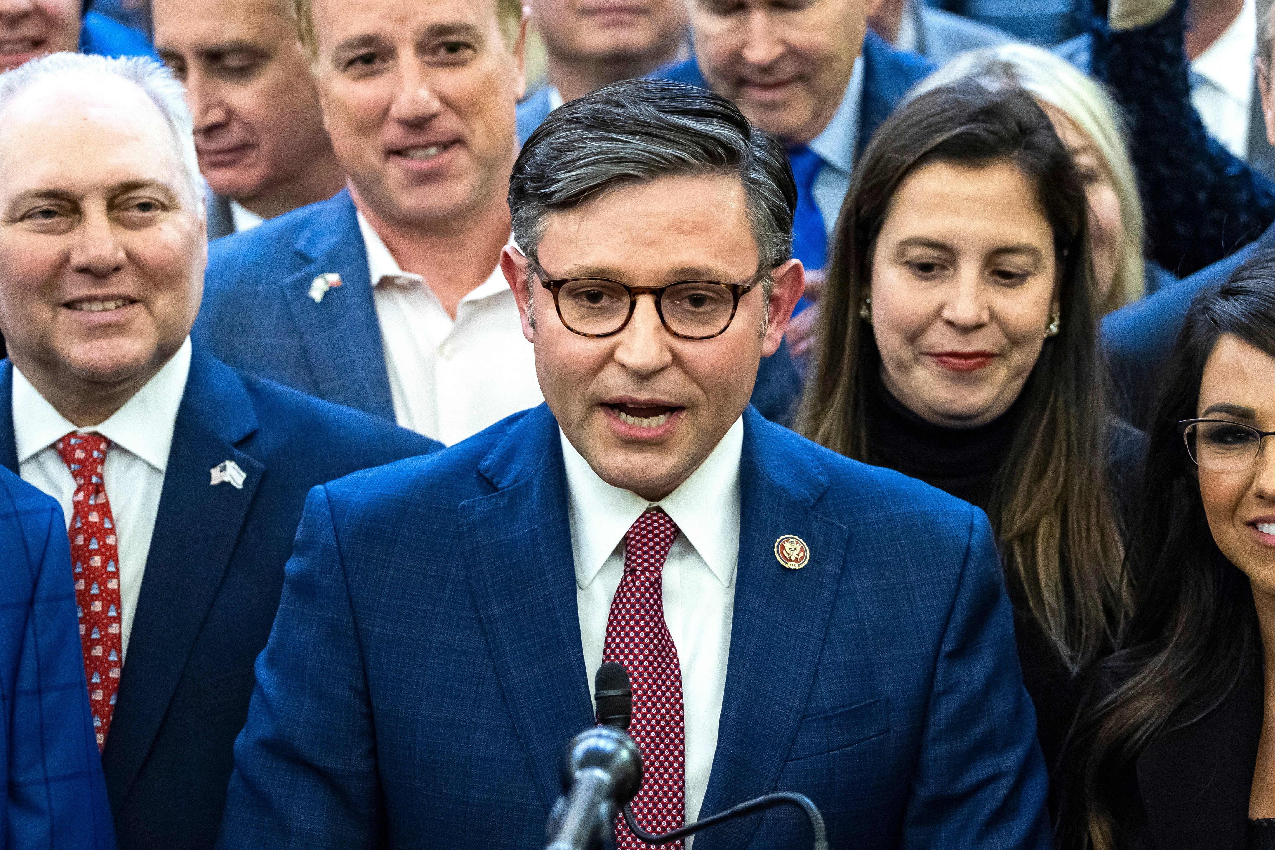 El nuevo candidato republicano a dirigir la cámara en Estados Unidos, Mike Johnson (C).