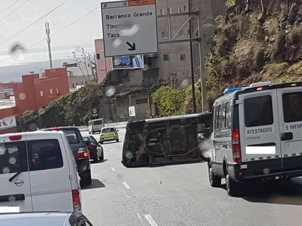 Dos heridos leves en el vuelco de un vehículo en la TF-2