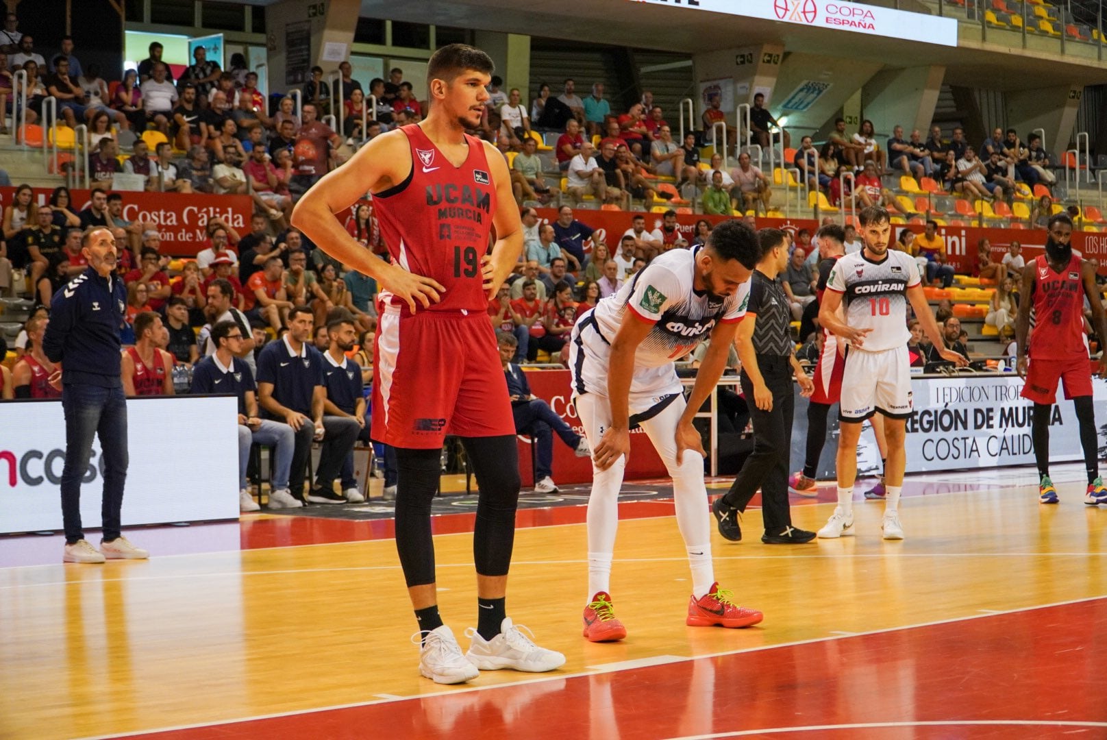 UCAM Murcia y Covirán Granada en pretemporada.