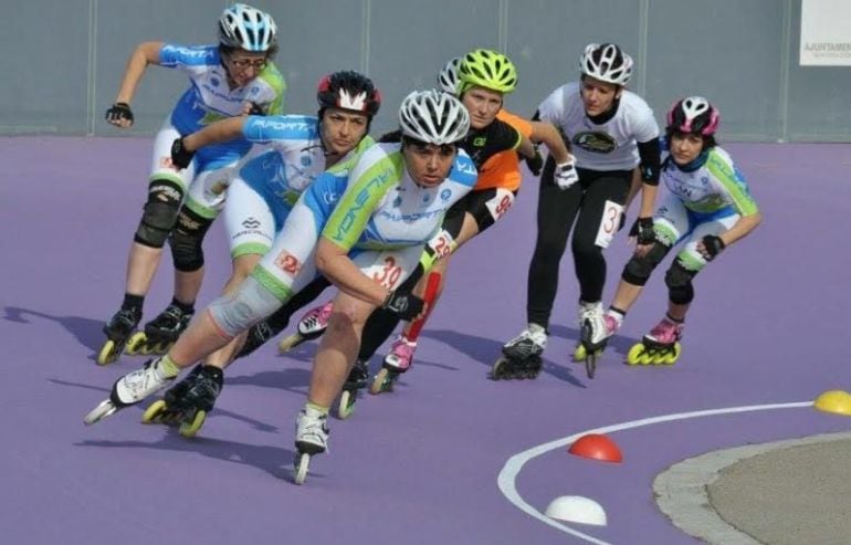 Participantes en una competición de Patinaje de Velocidad