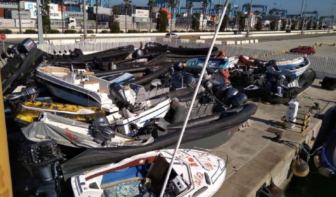Narcolanchas apiladas en un muelle del puerto de Algeciras.
